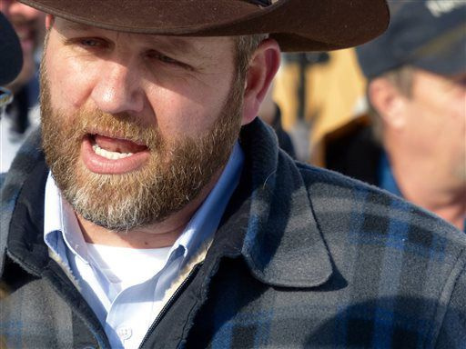 Ammon Bundy chatter med en demonstrant lørdag den 2. januar 2016 under en march på vegne af en ranchfamilie i Harney County i Burns, Oregon. | Les Zaitz/The Oregonian via AP