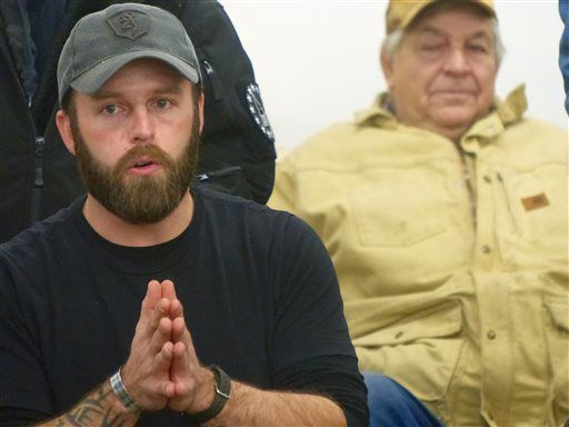 Ryan Payne, en hærveteran fra Montana, deltager i et samfundsmøde i Burns, Oregon, fredag ​​den 1. januar 2016. Han var blandt de vigtigste militsfolk, der overtog kontrollen over Malheur National Wildlife Refuge efter en fredelig protestparade i Burns d. Lør