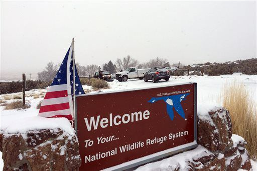 Et skilt byder besøgende velkommen til National Wildlife Refuge System, hvor nogle køretøjer blev brugt til at blokere adgangen til indersiden af ​​refugiet, omkring 30 miles sydøst for Burns, Oregon, søndag den 3. januar 2016. | Les Zaitz/The Oregonian via AP