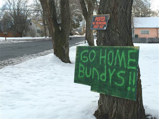 Et skilt, der er klæbet uden for et hjem i Burns, Oregon, afspejler voksende samfundsstemning om, at bevæbnede outsiderdemonstranter ikke er velkomne i midten af ​​december 2015. | Les ZaitzThe Oregonian via AP
