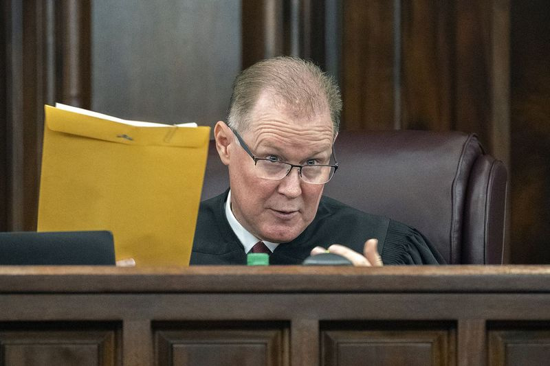 Domare Timothy Walmsley talar med advokater innan de avslutande argumenten börjar måndagen den 22 november 2021 under rättegången i Brunswick, Ga. mot de tre männen som anklagades för mordet på 25-årige Ahmaud Arbery i februari 2020.