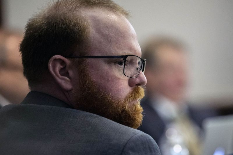 Travis McMichael sitter med sina advokater innan de avslutande argumenten börjar för juryn under rättegången mot han och hans far Greg McMichael och William Roddie Bryan vid Glynn County Courthouse måndagen den 22 november 2021 i Brunswick, Ga. .
