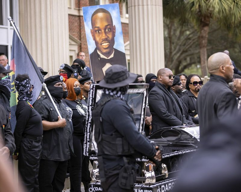 Dussintals medlemmar i Black Lives Matter och Black Panthers, såväl som andra demonstranter, samlades utanför domstolsbyggnaden i Glynn County (Ga.) måndagen den 22 november 2021 och höll upp en bild av Ahmaud Arbery. Travis McMichael, hans far, Gregory McMichael, och William Roddie Bryan, de tre män som står inför rätta, är åtalade för mordet på 25-åriga Arbery i februari 2020.