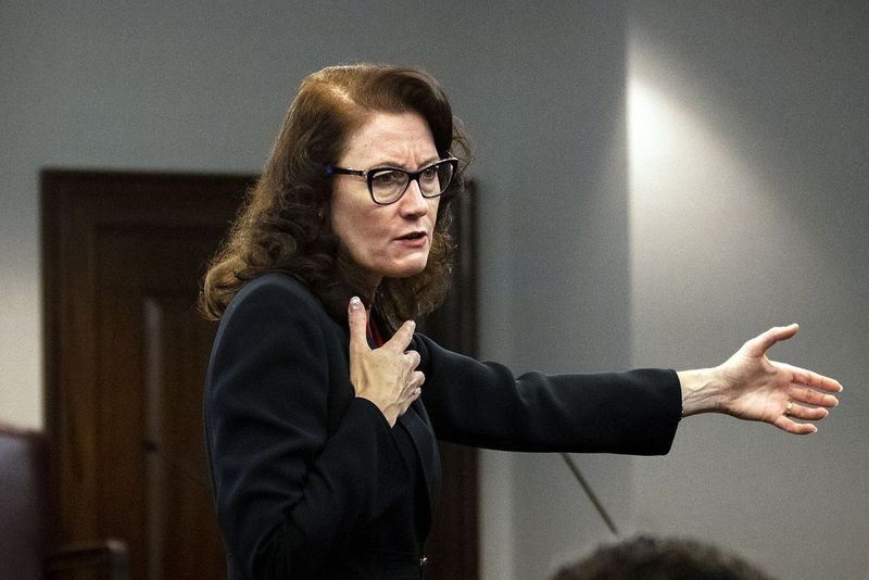 Åklagaren Linda Dunikoski presenterar ett avslutande argument för juryn under rättegången mot Travis McMichael, hans far, Gregory McMichael och William Roddie Bryan, vid Glynn County Courthouse, måndagen den 22 november 2021, i Brunswick, Ga. De tre männen åtalad för mordet på 25-årige Ahmaud Arbery i februari 2020.