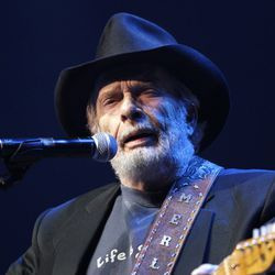 Merle Haggard na koncertu All for the Hall aprila 2012. | AP fotografija