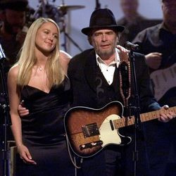 Pop pevka Jewel in Merle Haggard na podelitvi nagrad Country Music Association Awards septembra 1999. | AP fotografija
