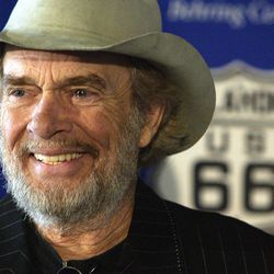 Legenda country glasbe Merle Haggard v Smithsonianovem nacionalnem muzeju ameriške zgodovine v Washingtonu maja 2003. | AP fotografija