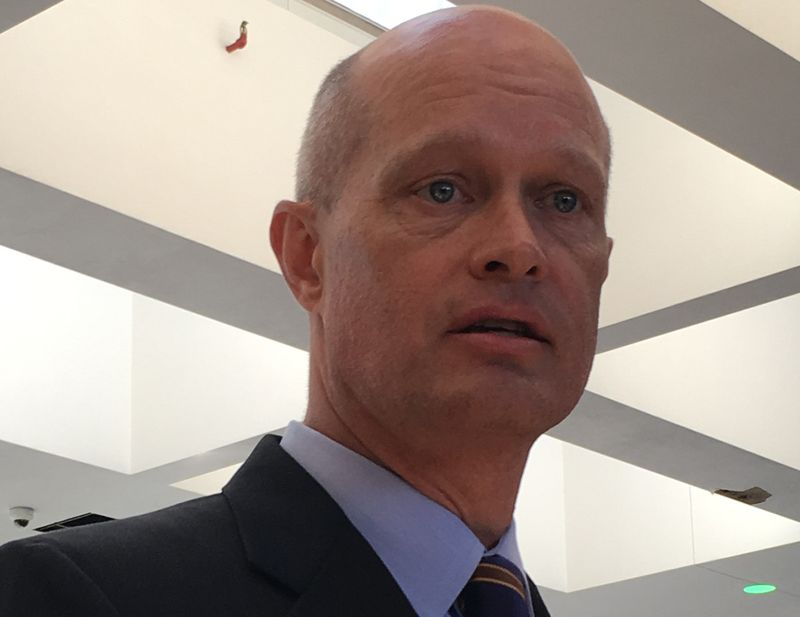 El fiscal estatal del condado de Kane, Joseph McMahon, habla con los periodistas después de ser designado fiscal especial en el caso del asesinato de Jason Van Dyke / Rummana Hussain para el Sun-Times