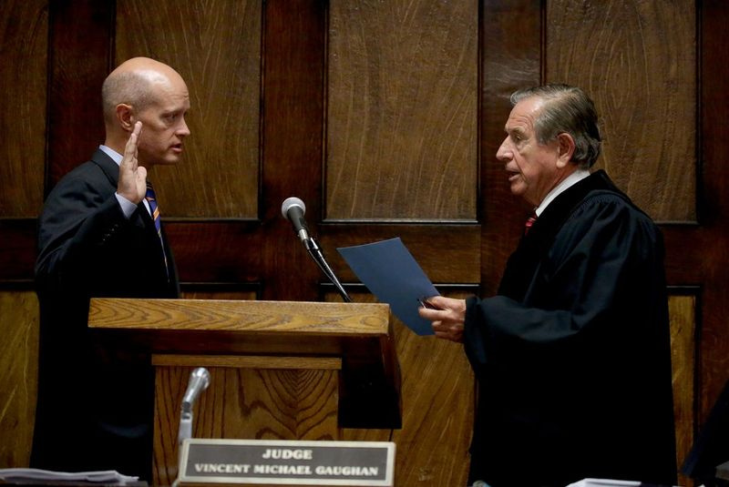 El fiscal estatal del condado de Kane, Joseph McMahon, es juramentado por el juez Vincent Gaughan como el abogado independiente para procesar al oficial de policía de Chicago Jason Van Dyke durante una audiencia el jueves 4 de agosto de 2016 en el edificio de los tribunales penales de Leighton en Chicago.