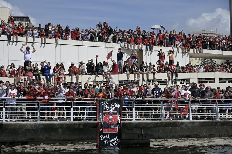Οι θαυμαστές παρακολουθούν τους Tampa Bay Buccaneers να γιορτάζουν τη νίκη τους στο Super Bowl LV επί των Kansas City Chiefs με μια παρέλαση σκαφών στην Τάμπα της Φλόριντα, την Τετάρτη.