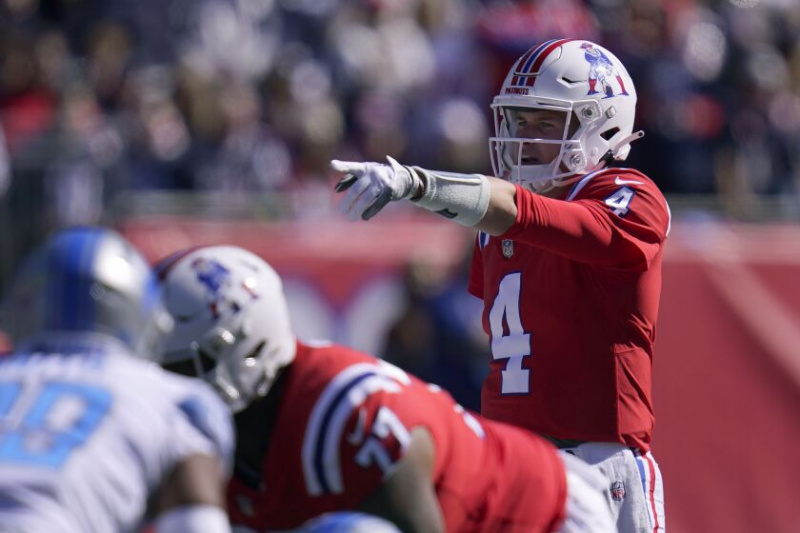  New England Patriots quarterback Bailey Zappe gestikulerer under første halvdel af søndagens kamp mod Detroit Lions.