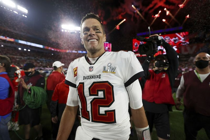 Tampa Bay Buccaneers gynėjas Tomas Brady eina per aikštę po to, kai sekmadienį „Super Bowl“ įveikė Kanzaso miesto „Chiefs“.