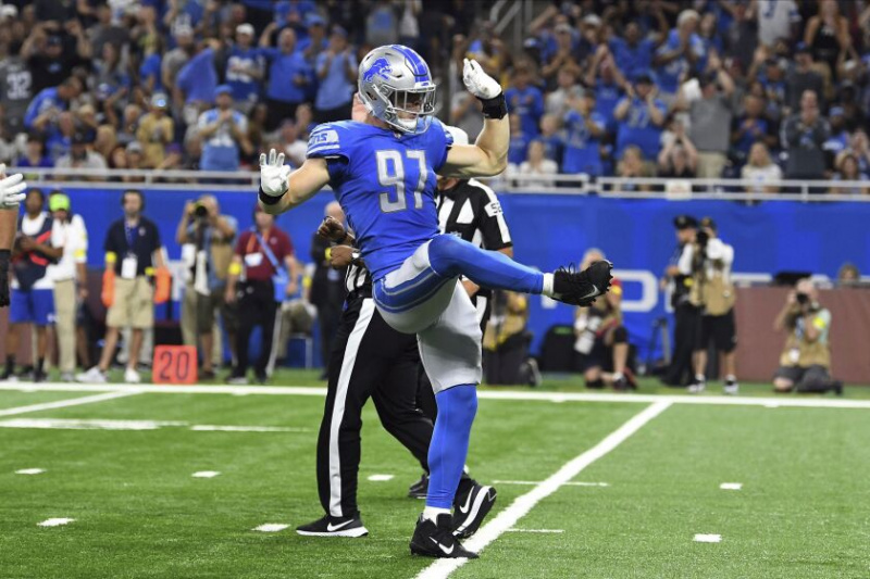   Defenzíva Detroitu Lions Aidan Hutchinson oslavuje po vyhadzove obrancu Washington Commanders Carsona Wentza počas prvého polčasu.