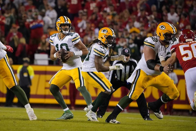 El mariscal de campo de los Packers, Jordan Love, retrocede para pasar durante la segunda mitad del juego del domingo contra los Chiefs.