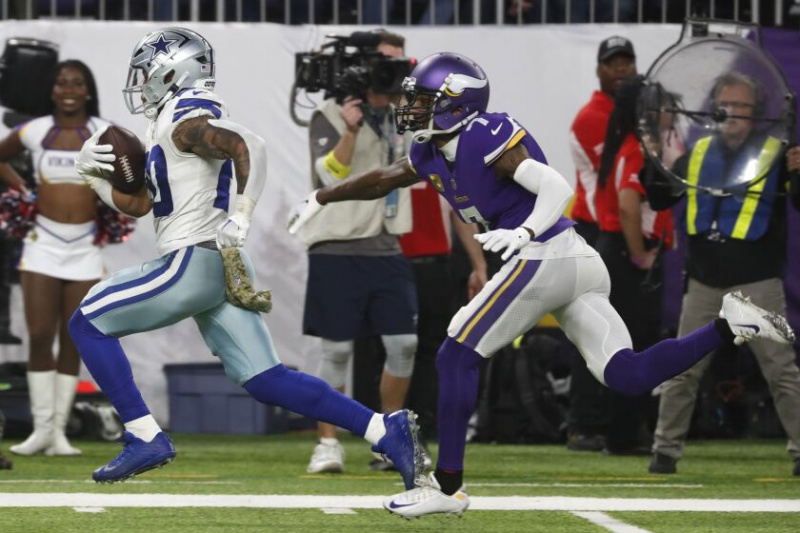   Dallas Cowboysi kaitsja Tony Pollard jookseb pühapäevase mängu esimesel poolajal Minnesota Vikingsi nurgakaitsja Patrick Petersoni eest 30 jardi vastuvõtmise ajal.
