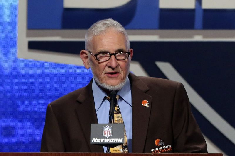 Zomrel Dick Schafrath, hviezdny ofenzívny ťahúň Cleveland Browns, ktorý pred odchodom do politiky blokoval po odchode do siene slávy bežcov Jima Browna, Leroya Kellyho a Bobbyho Mitchella. Mal 84.