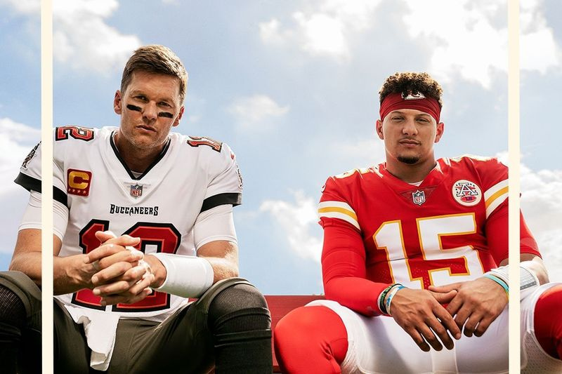 Tom Brady ja Patrick Mahomes jagavad Madden NFL 22 videomängu kaant.
