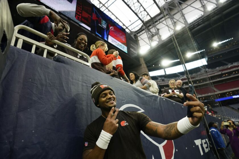   Cleveland Browns quarterback Deshaun Watson tar en selfie med fansen innan söndagens match i Houston.