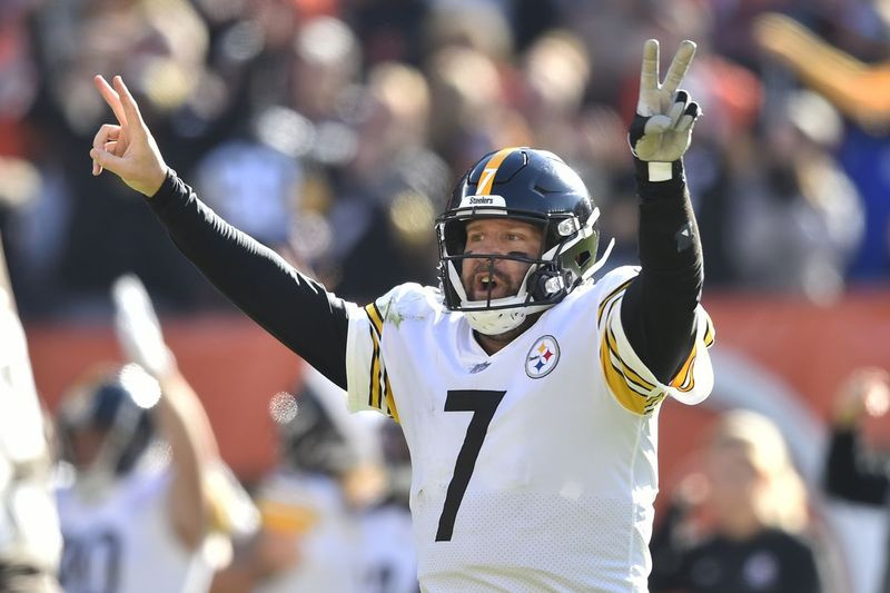 Steelers-Quarterback Ben Roethlisberger feiert nach einem 2-Yard-Touchdown-Pass gegen Pat Freiermuth in der zweiten Hälfte von Pittsburghs Sieg über die Browns.