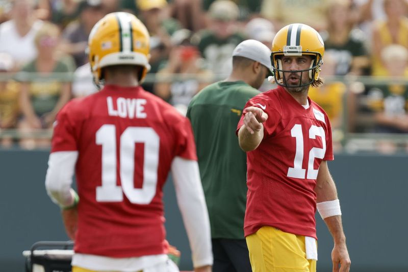 Packers saspēles vadītājs Ārons Rodžerss ar žestiem vēršas pret kolēģi QB Džordanu Lovu.