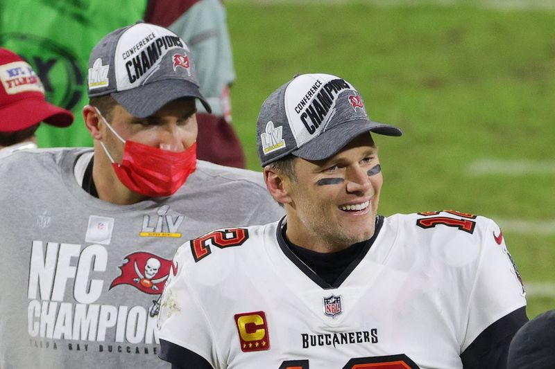 Tom Brady e Rob Gronkowski celebrano la loro vittoria nella partita del campionato NFC domenica a Green Bay, Wis.