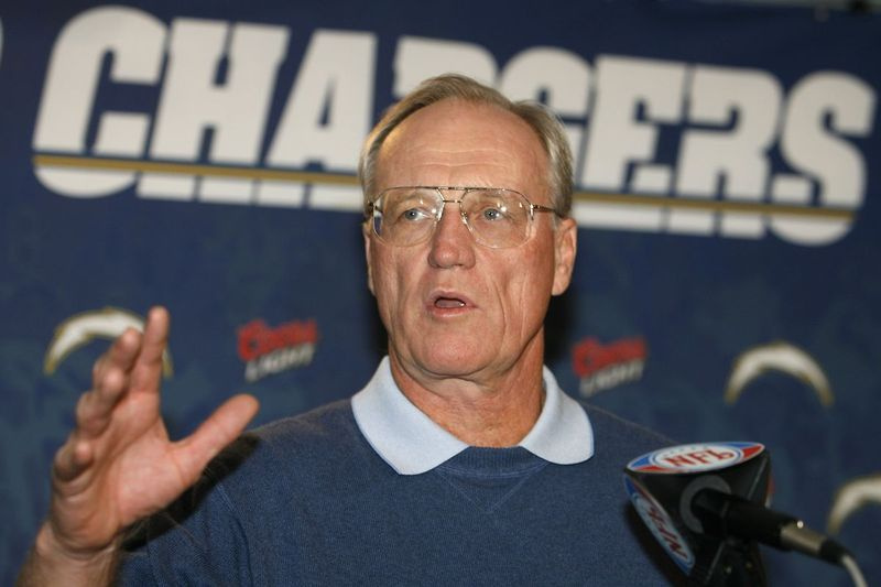 Marty Schottenheimer, quien ganó 200 juegos de temporada regular con cuatro equipos de la NFL gracias a su estilo Martyball de fútbol de boca abierta, pero que regularmente se quedó corto en los playoffs, murió. Tenía 77 años.