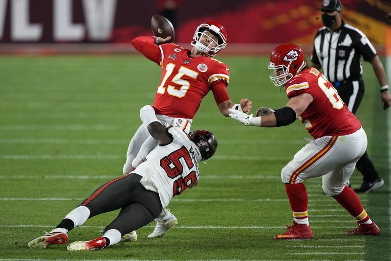 Chiefs-Quarterback Patrick Mahomes (15) wirft unter Druck der Buccaneers außen Linebaker Shaquil Barrett in der zweiten Hälfte den 31:9-Sieg der Buccaneers im Super Bowl LV auf. Sonntagabend im Raymond James Stadium in Tampa, Florida.