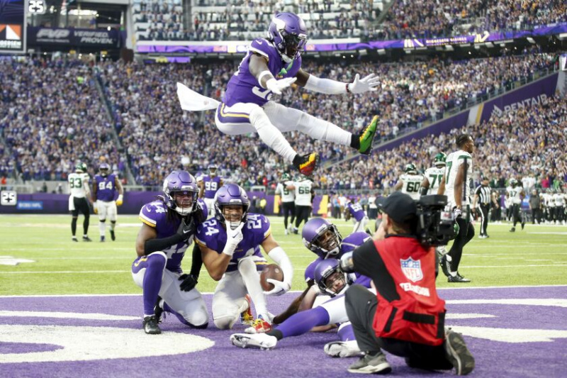  Bezpieczeństwo Minnesota Vikings Camryn Bynum (24) świętuje z kolegami z drużyny po przechwyceniu podania podczas drugiej połowy niedzielnego meczu z Jets.