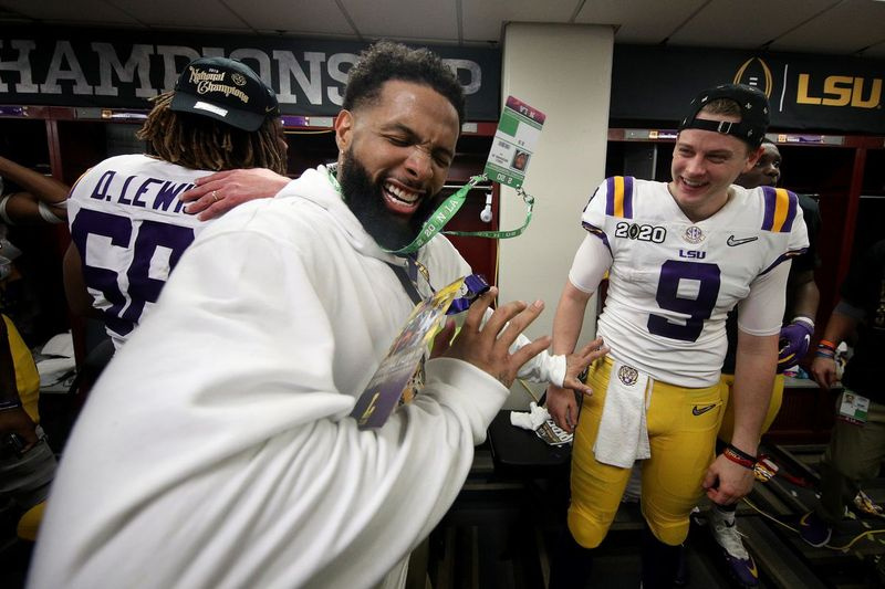 Odell Beckham Jr. firar i omklädningsrummet med LSU-quarterbacken Joe Burrow efter Tigers 42-25 vinst över Clemson i College Football Playoff nationella mästerskapsmatchen i New Orleans.