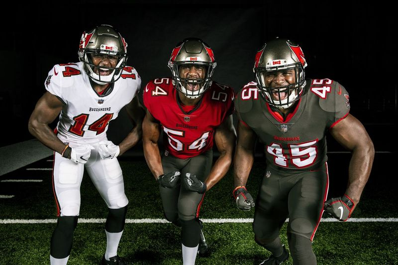 Penerima lebar Bucs Chris Godwin (dari kiri), pemain belakang Lavonte David dan pemain belakang Devin White, memakai pakaian seragam baharu pasukan itu.