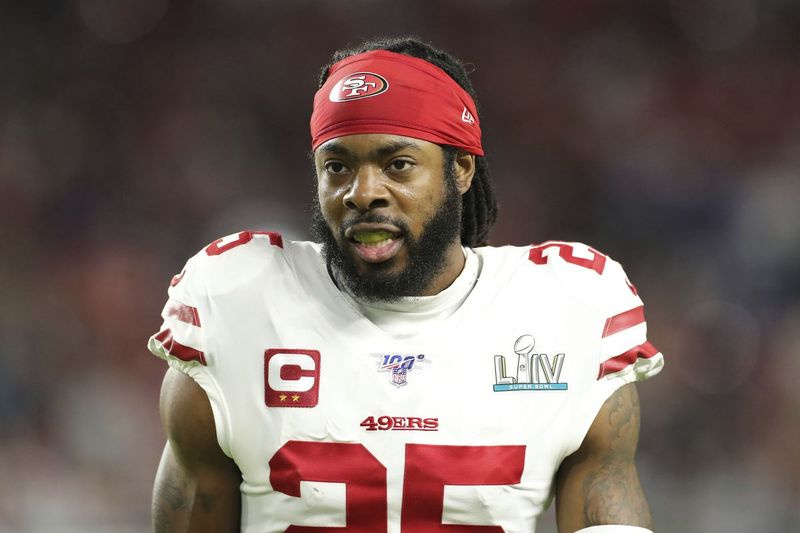 Nekdanji zvezdnik Seattle Seahawks in San Francisco 49ers Richard Sherman je bil v sredo zjutraj zaprt v zapor v Seattlu, obtožen vloma v družini.