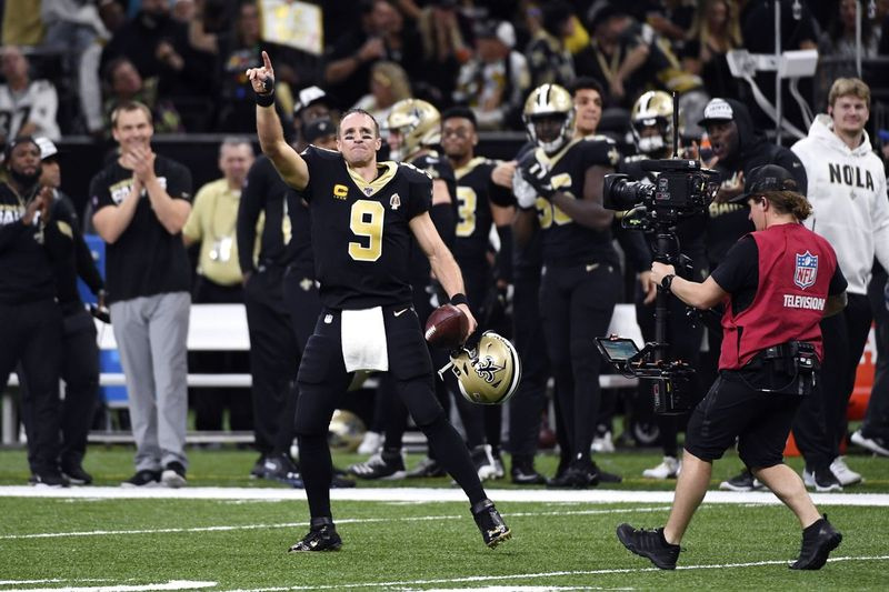 New Orleans Saints quarterback Drew Brees fejrer sin touchdown-aflevering til tight-end Josh Hill, som slog NFL-rekorden for karriere-touchdown-pas.
