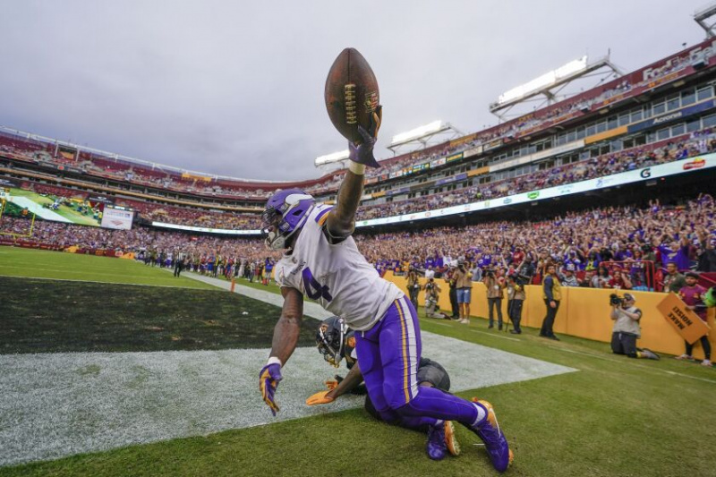  Vikings back Dalvin Cook håller upp bollen i luften efter att ha gjort en touchdown.
