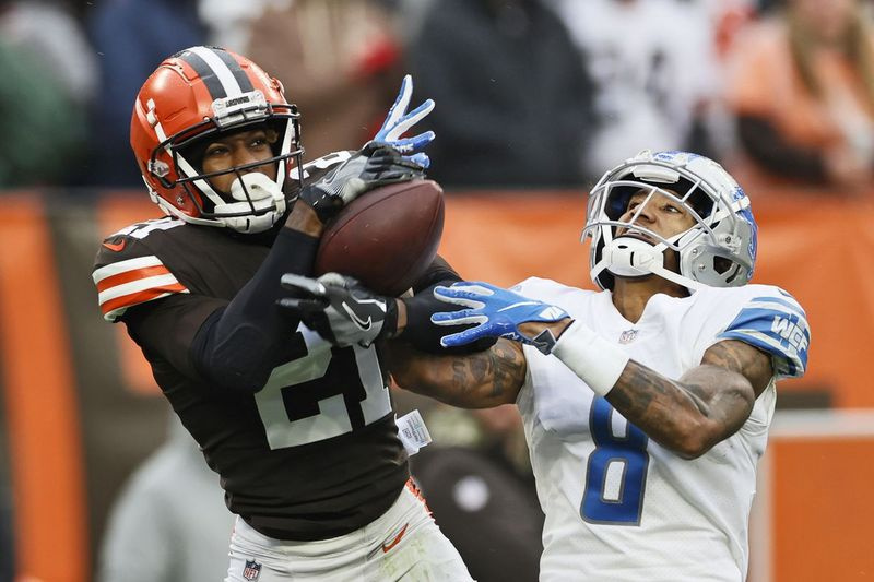 Le demi de coin des Browns Denzel Ward (21 ans) intercepte une passe destinée au receveur large des Lions Josh Reynolds dimanche.