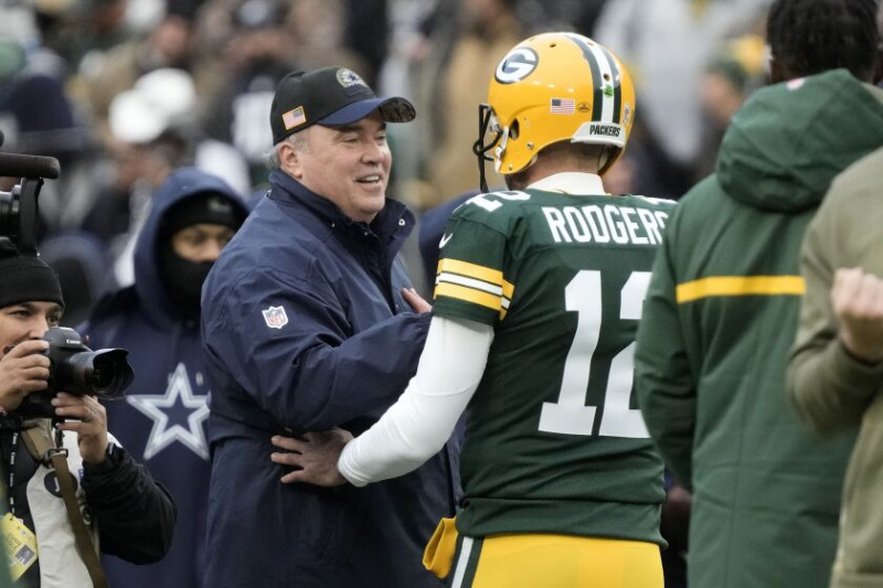  Antrenorul principal al echipei Dallas Cowboys, Mike McCarthy, și fundașul Green Bay Packers, Aaron Rodgers, se salută înainte de meciul de duminică.