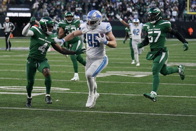   Lions tight end Brock Wright przenosi piłkę do strefy końcowej po podaniu przyziemienia z 51 jardów w czwartej kwarcie przeciwko Jets.