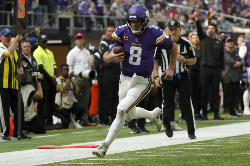  Quarterback Vikings Kirk Cousins ​​provedl 17yardový touchdown proti Cardinals.