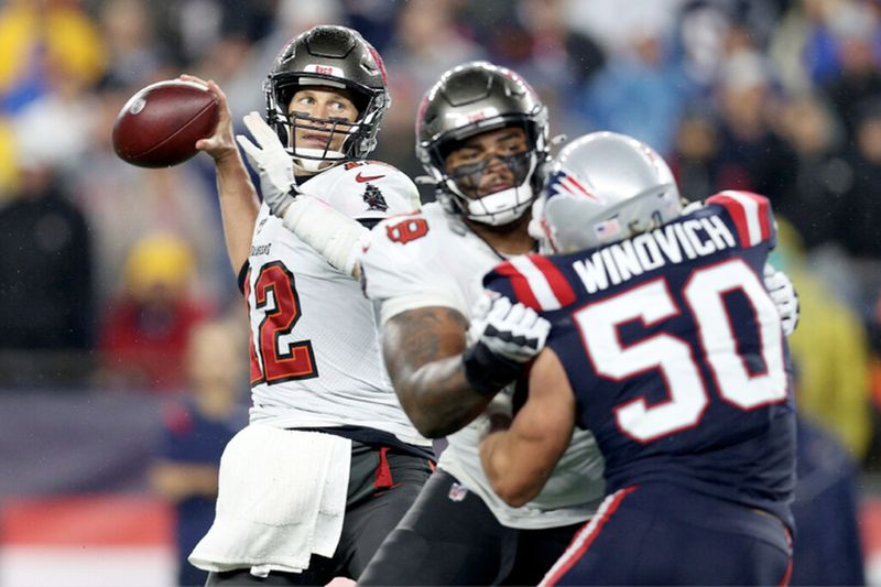 Tom Brady preskočil Drewa Breesa a stal sa najlepším rozohrávačom NFL, keď v prvom štvrťroku prekonal Mikea Evansa na 28 yardov proti svojmu bývalému tímu.