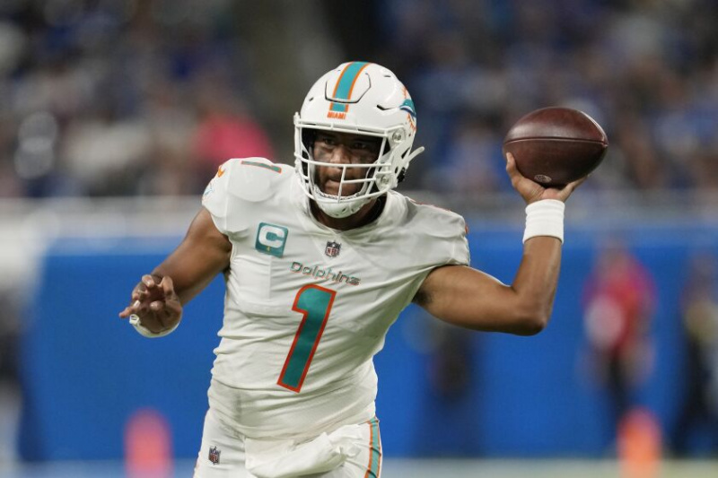  „Dolphins“ gynėjas Tua Tagovailoa meta metimus antroje sekmadienio pergalės prieš „Lions“ kėlinį.