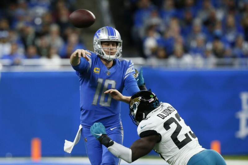  Lions quarterback Jared Goff blir presset av Jaguars linebacker Foyesade Oluokun.