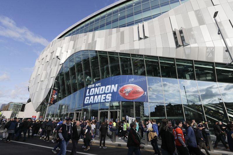 Fani czekają na wejście na stadion Wembley w Londynie przed meczem pomiędzy Bears i Raiders w zeszłym sezonie. NFL planuje przenieść swoje mecze z Londynu i Meksyku w 2020 roku z powrotem do Stanów Zjednoczonych.
