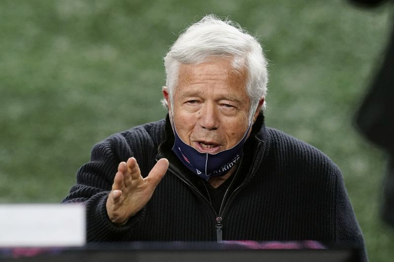 New England Patriotsi omanik Robert Kraft sai oma 80. sünnipäevaks uhiuue Bentley kuulsustest sõpradelt, kelle hulka kuulus ka Jay-Z.