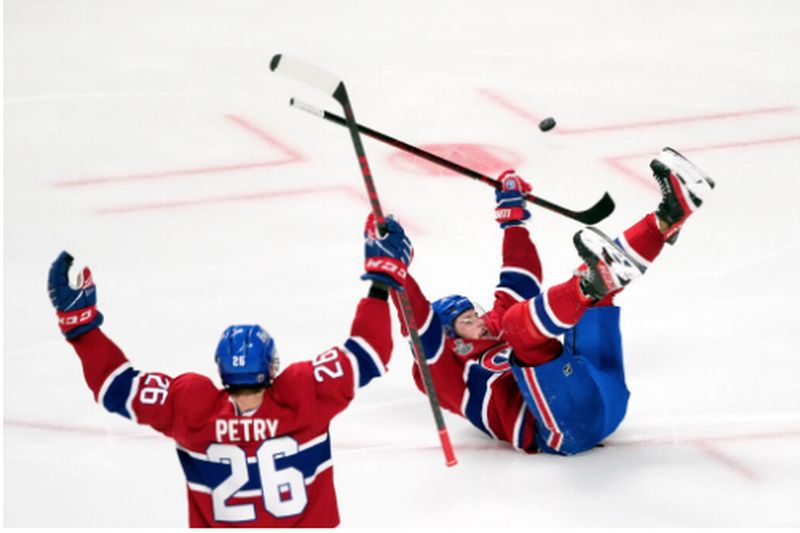 Canadiensi mängija Josh Anderson (lamab jääl) tähistab esmaspäeval Montrealis Lightningu vastu oma mängu võiduväravat lisaajal.