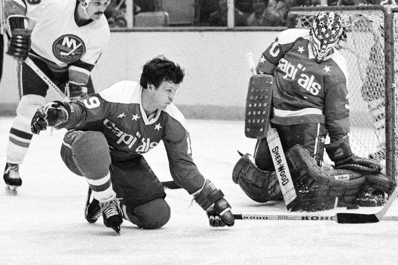 Vo veku 78 rokov zomrel bývalý obranca NHL Bryan Bugsy Watson. Watson odohral v rokoch 1963-1978 v NHL 1 009 zápasov za Montreal, Detroit, Oakland, Pittsburgh, St. Louis a Washington, kým ukončil svoju kariéru na ľade v Cincinnati vo World Hockey. Združenie v roku 1979.