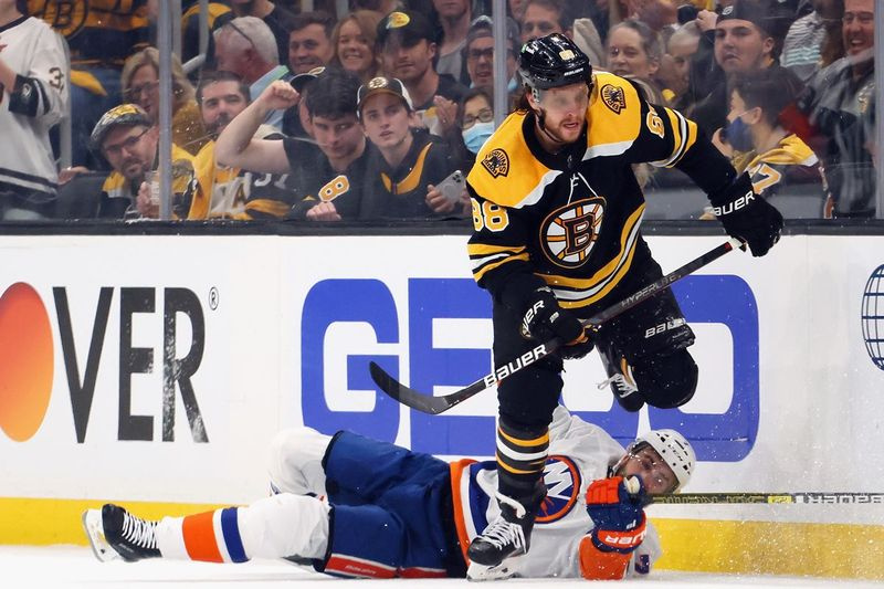 David Pastrnak (atas) dari Boston Bruins memeriksa Jordan Eberle dari New York Islanders semasa tempoh pertama dalam Permainan Kedua Pusingan Kedua Pusingan Playoff Piala Stanley 2021 di TD Garden pada 31 Mei 2021 di Boston.