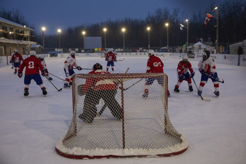 Jucătorii participă la cel mai lung joc de hochei din lume, lângă Edmonton, pe 11 februarie. Patruzeci de jucători au luat parte la jocul care a durat 252 de ore, pentru a strânge bani pentru cercetarea cancerului.