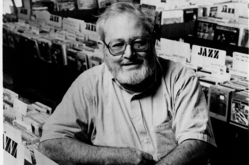 Bob Koester var en av de första att fånga och bevara ljuden från Chicagos South Side och West Side bluesklubbar, säger Bruce Iglauer, som en gång arbetade för honom som speditör och fortsatte med att grunda Alligator Records.