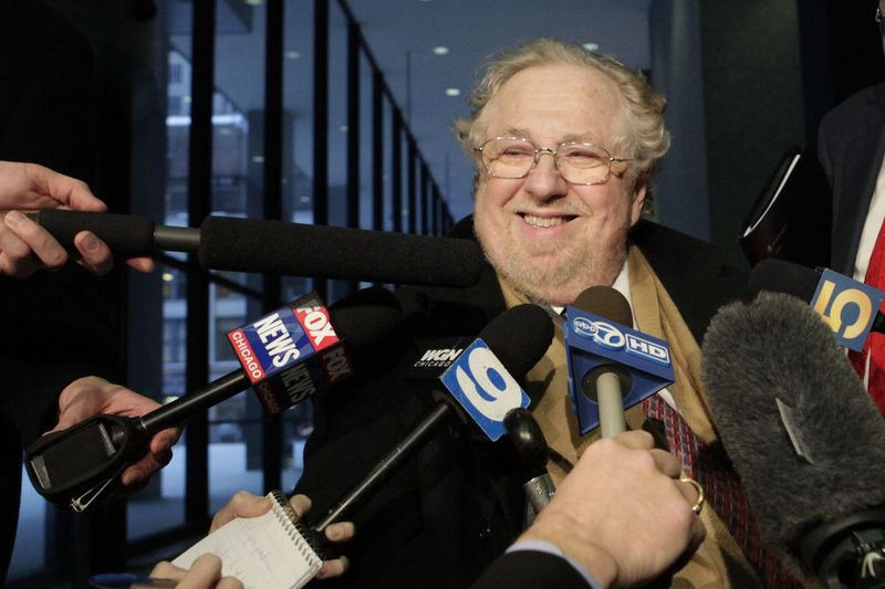 Ed Genson, tagandatava Illinoisi kuberneri Rod Blagojevitši juhtivadvokaat, vestleb ajakirjanikega, kui ta 2009. aasta jaanuaris Chicagos föderaalhoonest lahkub.