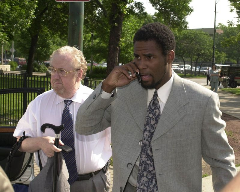 R. Kelly saabub 2002. aastal koos Ed Gensoniga Chicagos Leightoni kriminaalkohtu hoonesse, et end üles anda, ja ta vahistati mõni hetk pärast selle pildi tegemist.