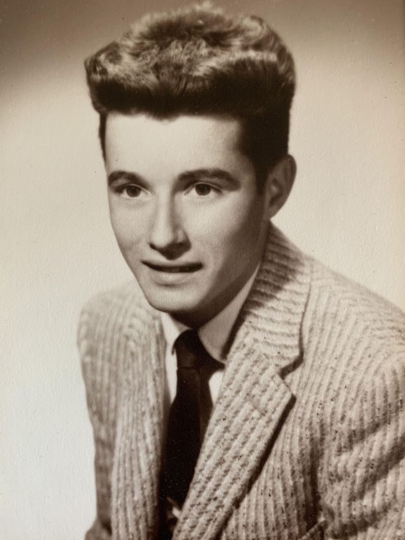 Paul Schultz cresceu perto de Irving e Narragansett e foi para a Steinmetz High School.